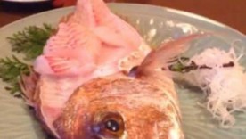 Μισοφαγωμένο ψάρι άρχισε να κουνιέται και πετάχτηκε από το πιάτο ! (VIDEO)